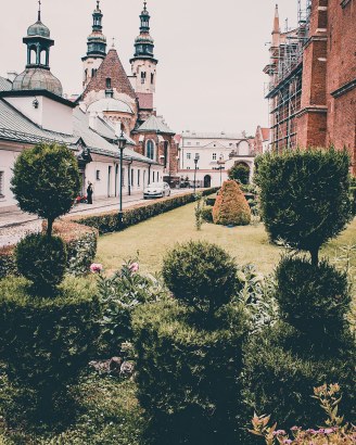 Ogród przy kościele św. Apostołów Piotra i Pawła w Krakowie